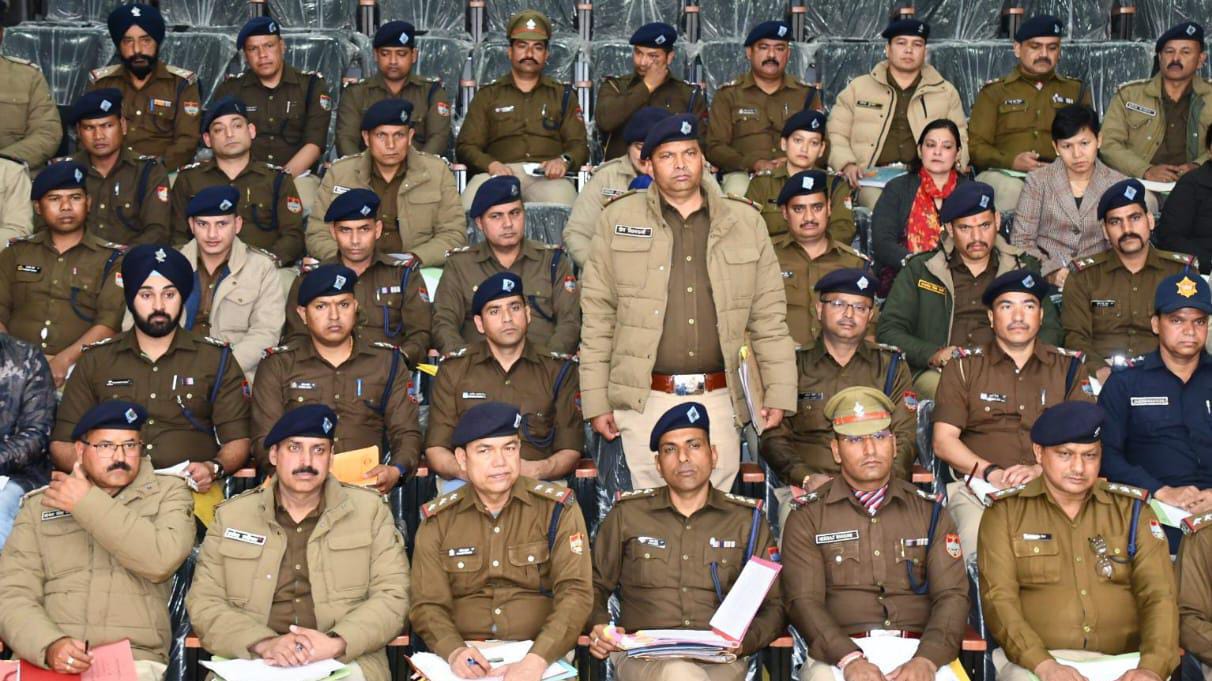 लापरवाही पर कार्यवाही छह चौकी प्रभारी समेत 10 पुलिसकर्मी लाइन हाजिर