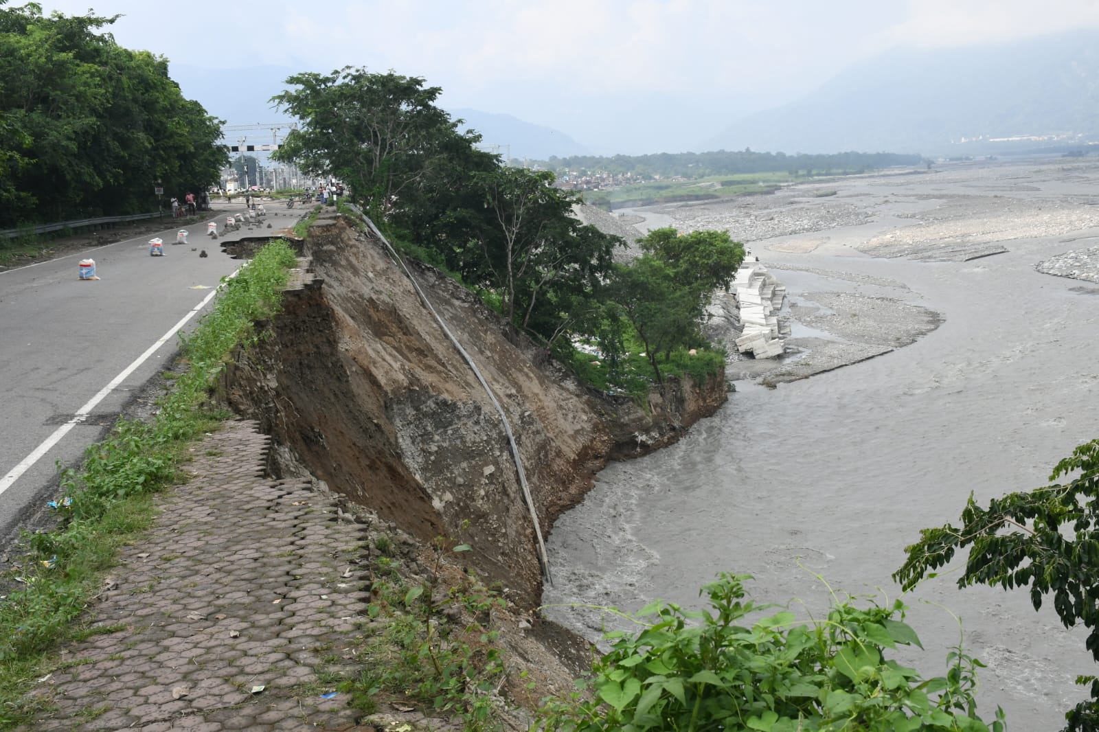 क्षतिग्रस्त चोरगलिया मार्ग के निर्माण की मांग गरमाई, ग्रामीणों ने की महापंचायत