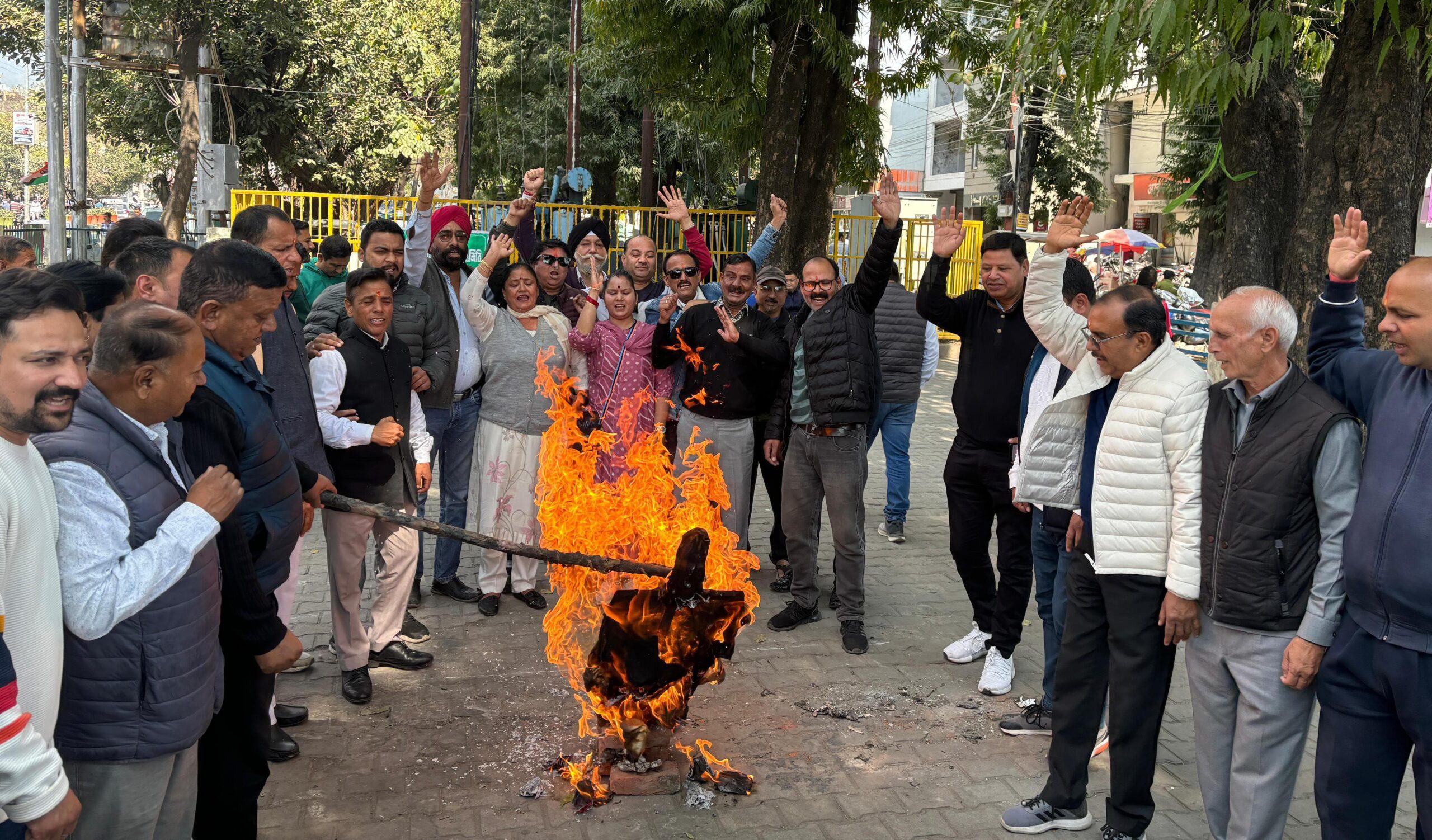 पहाड़ियों पर दिये अपमानजनक बयान के खिलाफ कांग्रेस का जोरदार प्रदर्शन, भाजपा मंत्री प्रेमचंद अग्रवाल का फूंका पुतला।