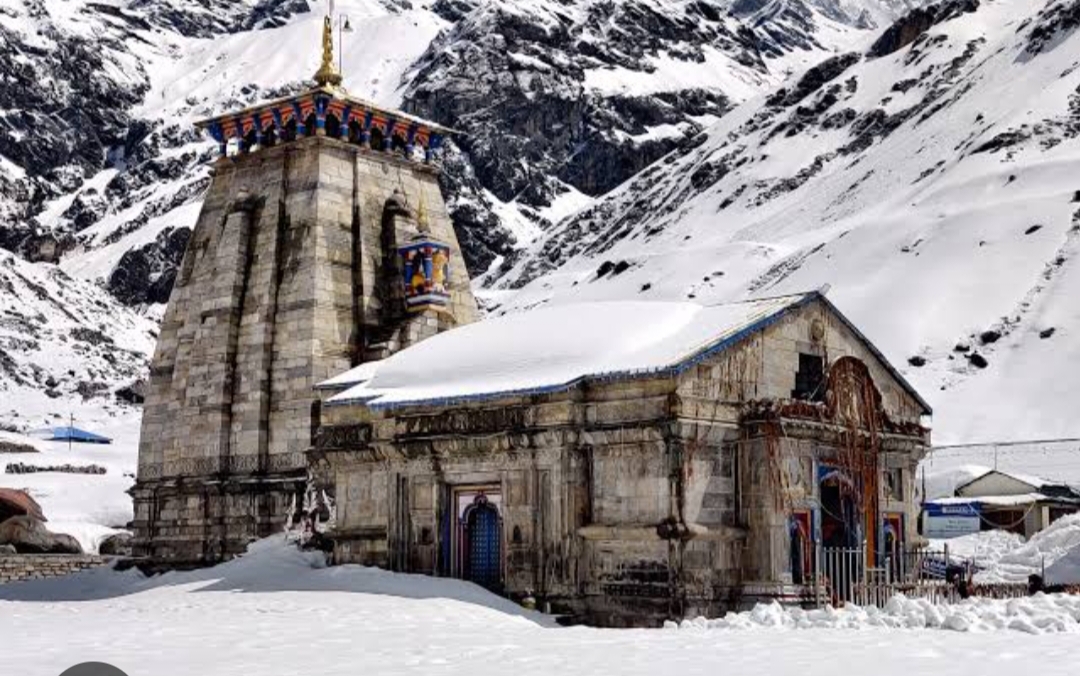 उत्तराखंड: केदारनाथ धाम में हुई बर्फबारी