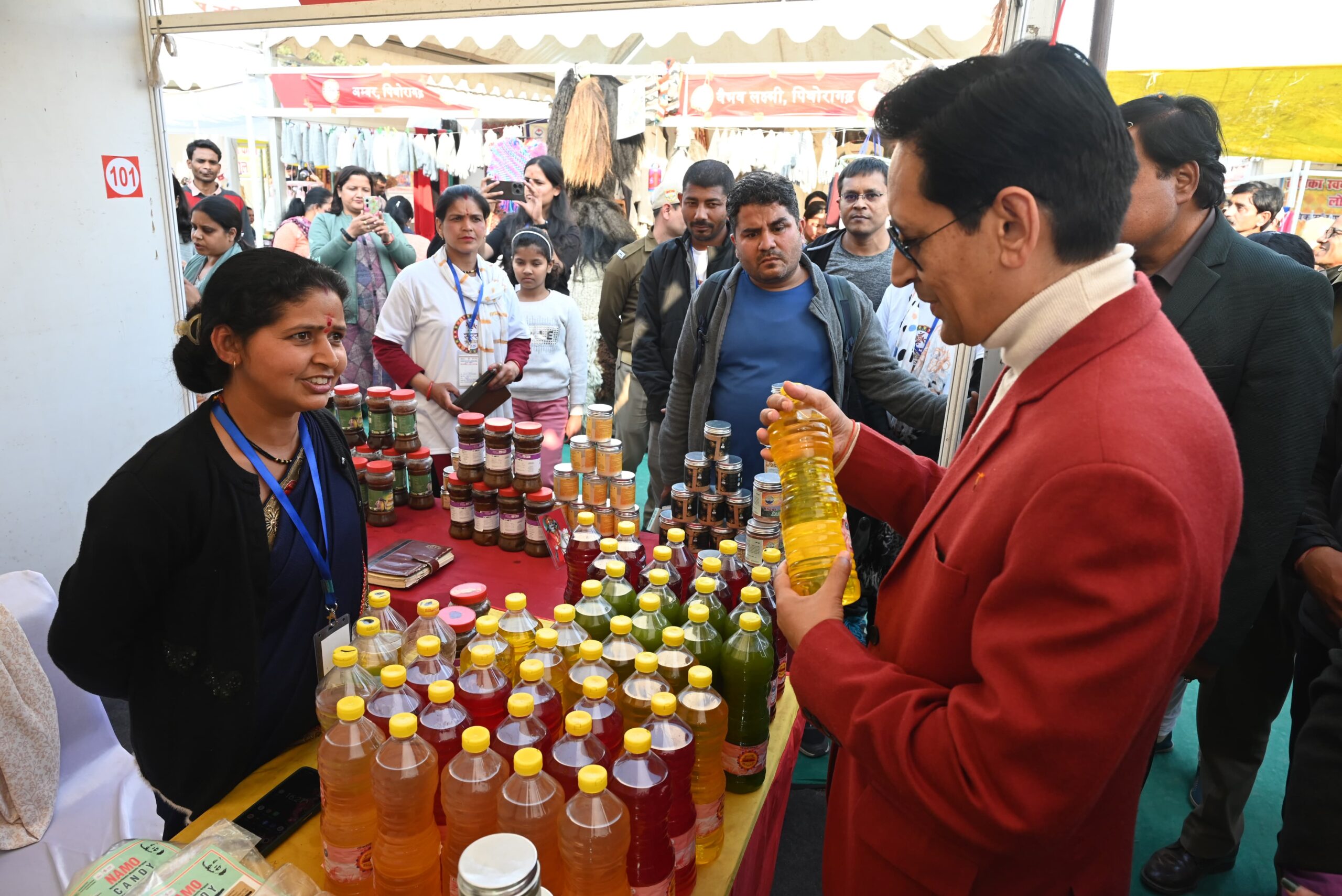 सरस आजीविका मेला पहुंचे आयुक्त कुमाऊं दीपक रावत, स्वयं सहायता समूह के स्टालों का दौरा कर बढ़ाया महिलाओं का हौसला