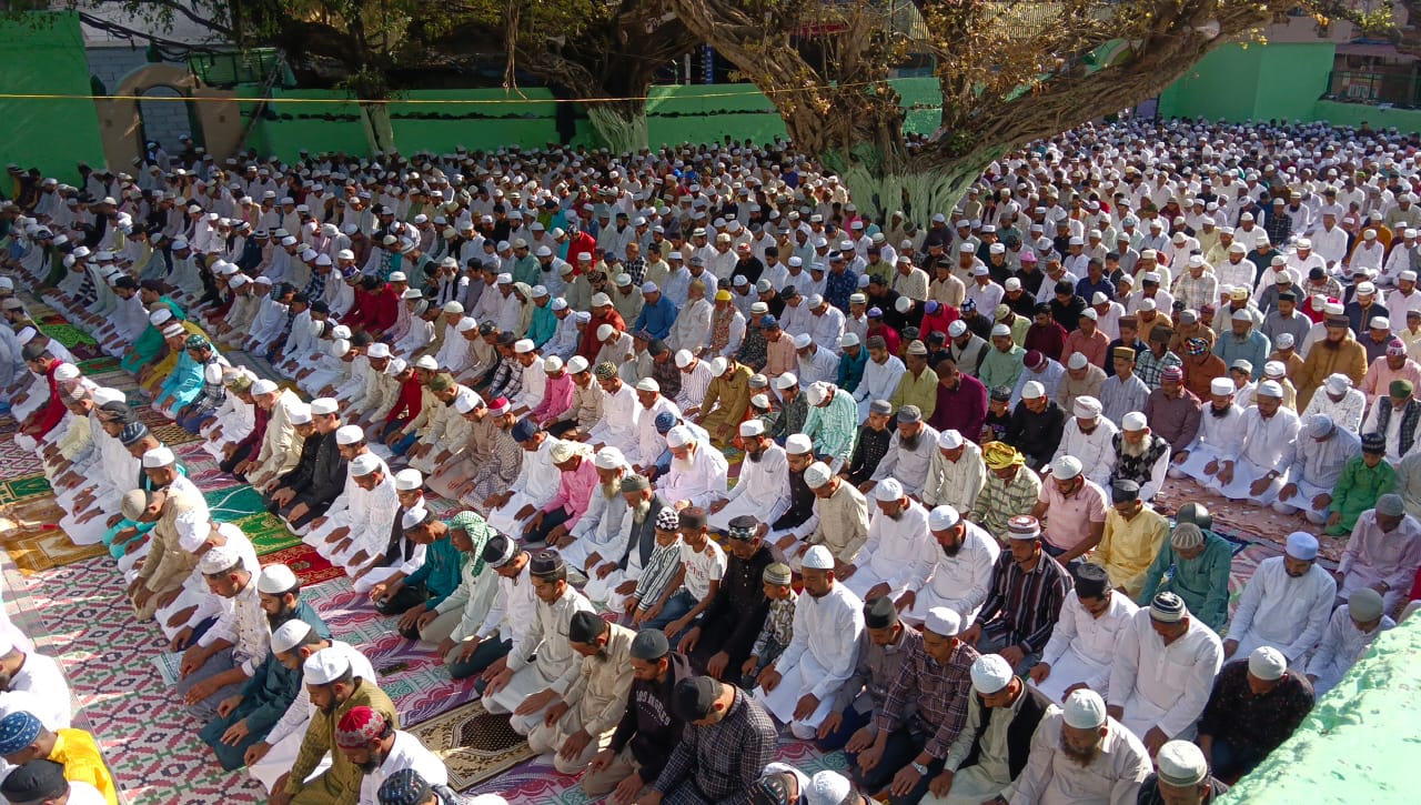 ईदगाह में पढ़ी गई ईद-उल-फितर की नमाज, अमन चैन की मांगी दुआएं