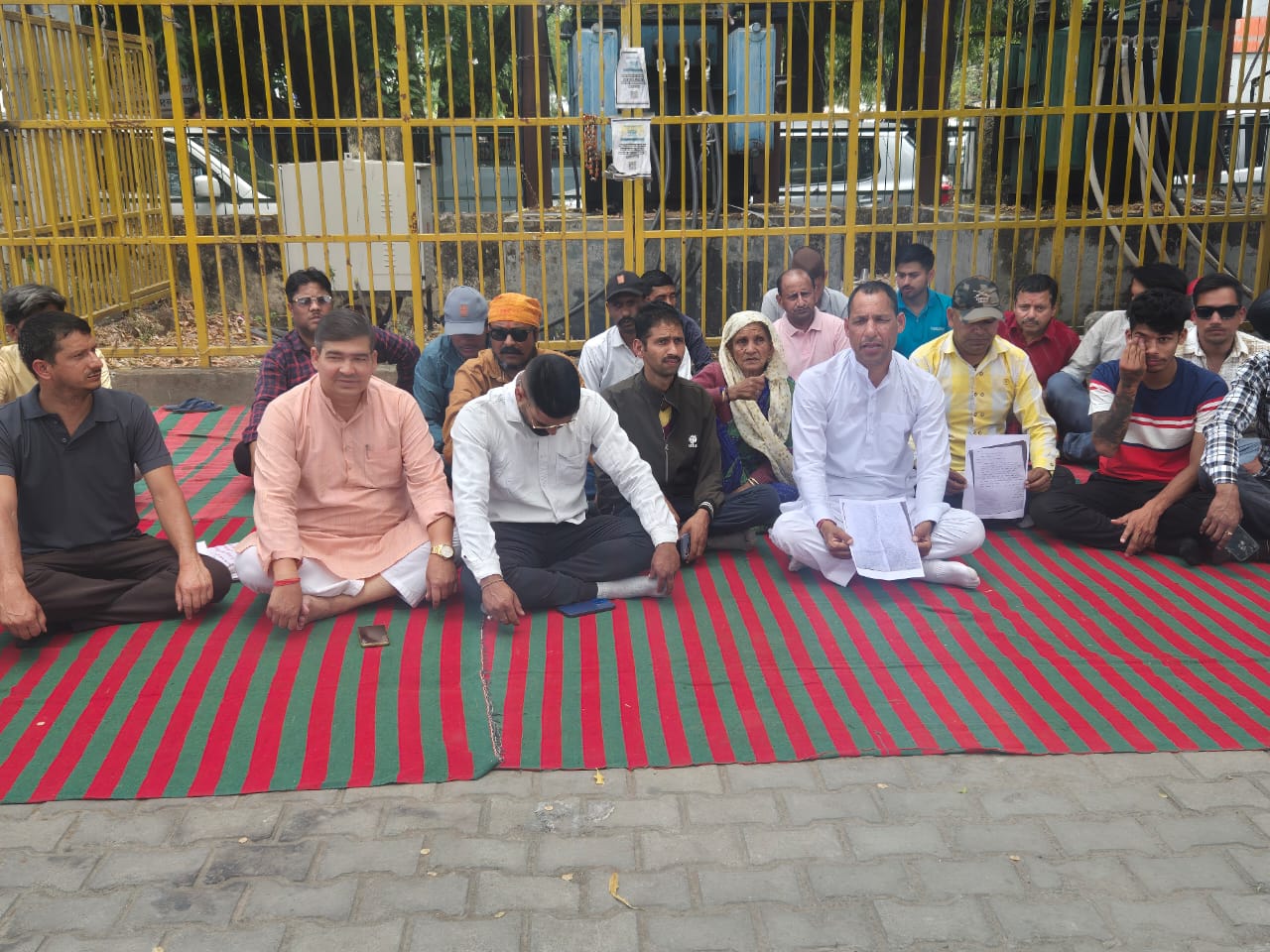 उत्तराखंड: शेष सहायता राशि ना मिलने पर मृतक आश्रितों ने किया धरना प्रदर्शन