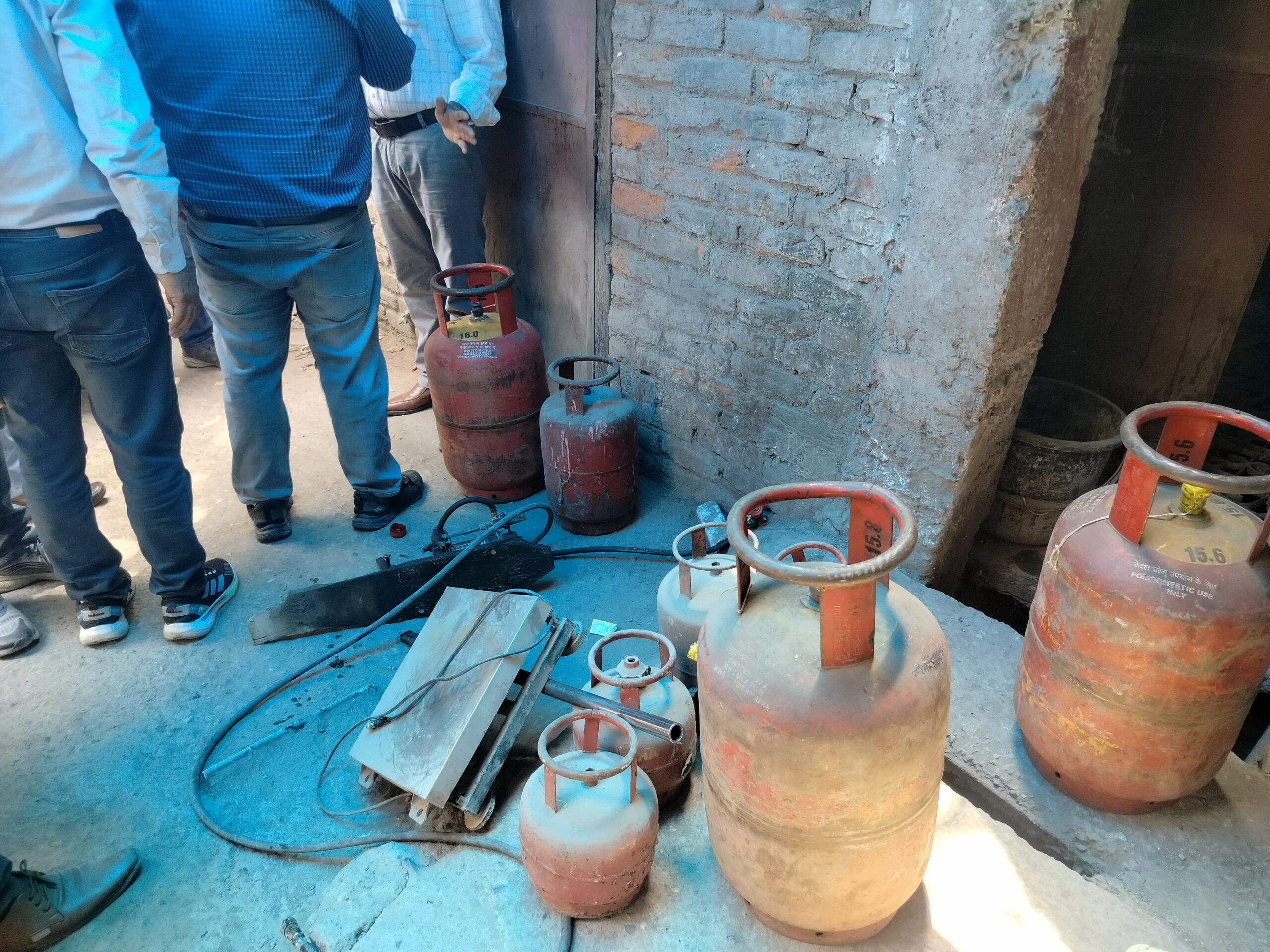 उत्तराखंड हल्द्वानी; बनभूलपुरा लाइन नंबर 8 में चल रहे गैस रिफिलिंग के खेल का भंडाफोड़, प्रशासन ने की छापेमारी