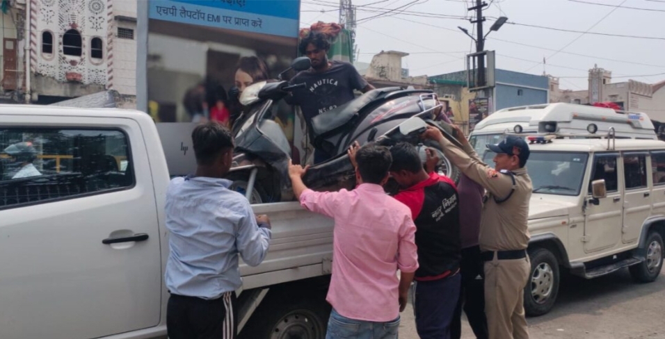 अतिक्रमण और अवैध पार्किंग के खिलाफ प्रशाशन सख्त, 54 चालान, 5 दोपहिया वाहन जब्त