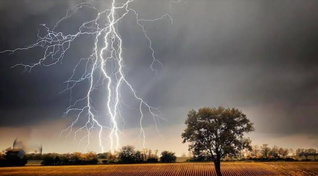 खेत में गोबर फेंकने गए किसान की वज्रपात से मौत