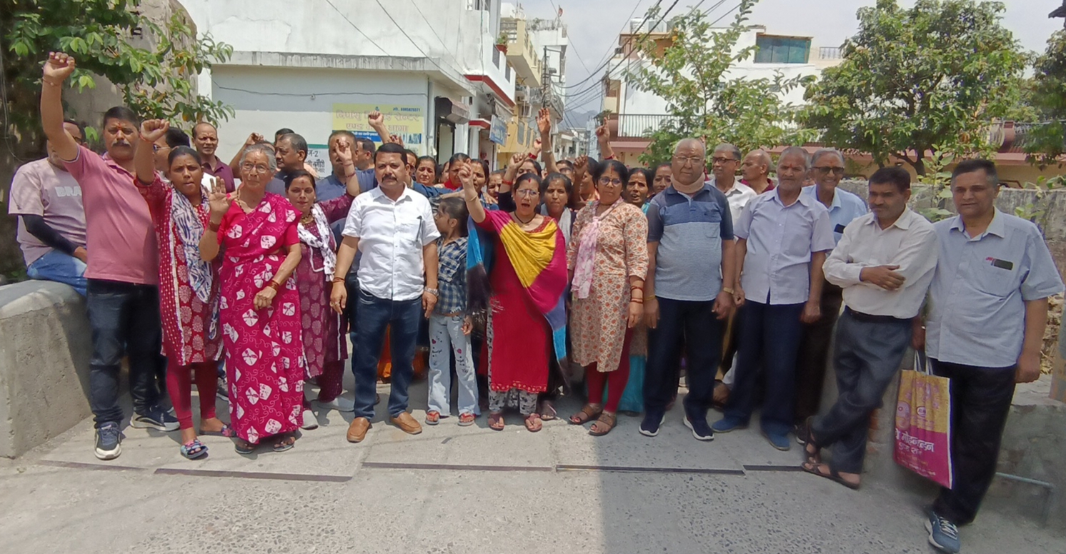 उत्तराखंड: जल भराव की समस्या पर फूटा गुस्सा, क्षेत्रवासियों ने किया जोरदार प्रदर्शन