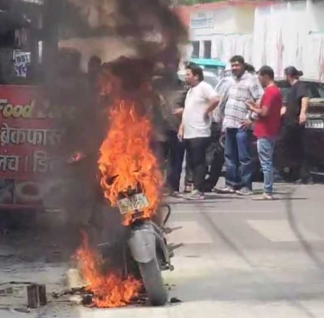 उत्तराखण्ड हल्द्वानी: चलती बाइक बनी आग का गोला, बाल-बाल बचा युवक, देखें Video