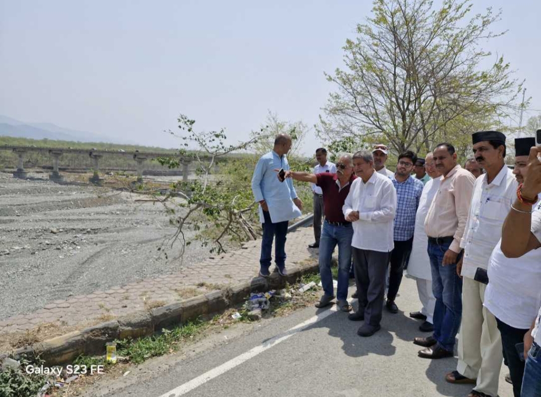 उत्तराखण्ड हल्द्वानी: पूर्व मुख्यमंत्री हरीश रावत ने गौलापुल के निकट क्षतिग्रस्त मार्ग का  किया औचक निरीक्षण, बोले- बरसात से पहले नहीं हुआ सुधार तो भुगतना होगा भारी खामियाजा