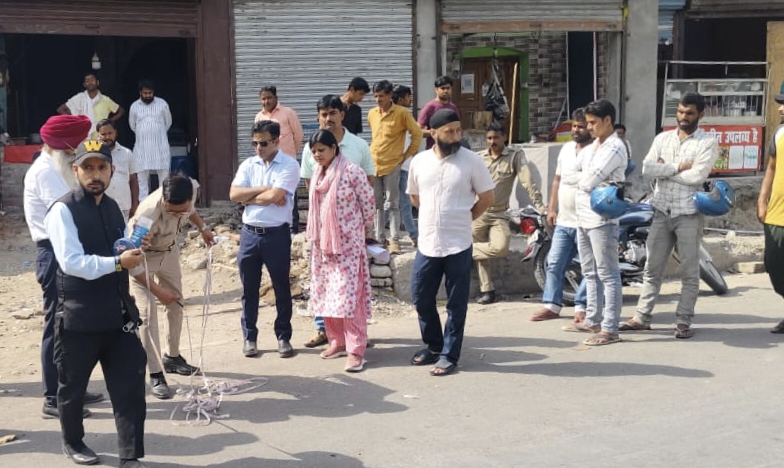 उत्तराखण्ड हल्द्वानी: सड़क चौड़ीकरण के कार्यों का SDM और नगर आयुक्त ने किया निरीक्षण