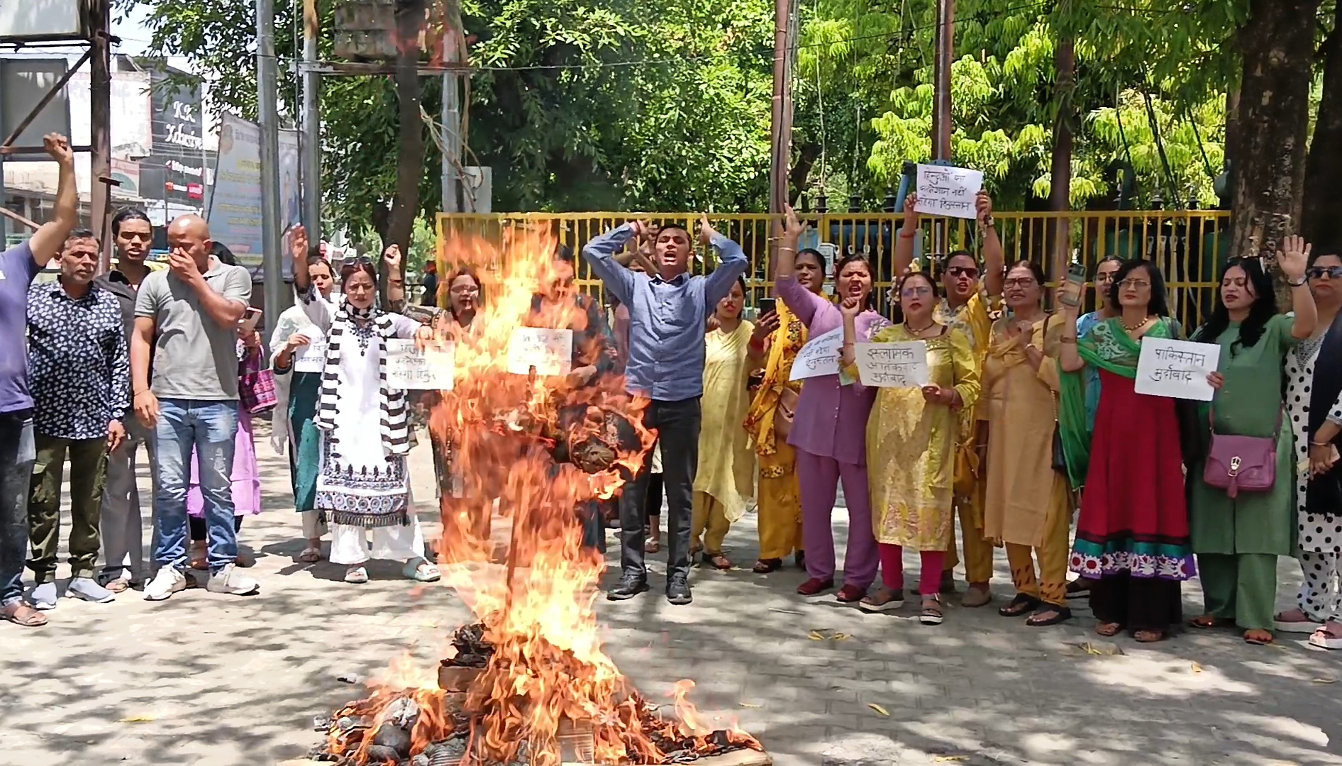 उत्तराखण्ड हल्द्वानी: पहलगाम आतंकी हमले के खिलाफ फूटा गुस्सा, एक समाज श्रेष्ठ समाज ने फूंका आतंकवाद का पुतला…