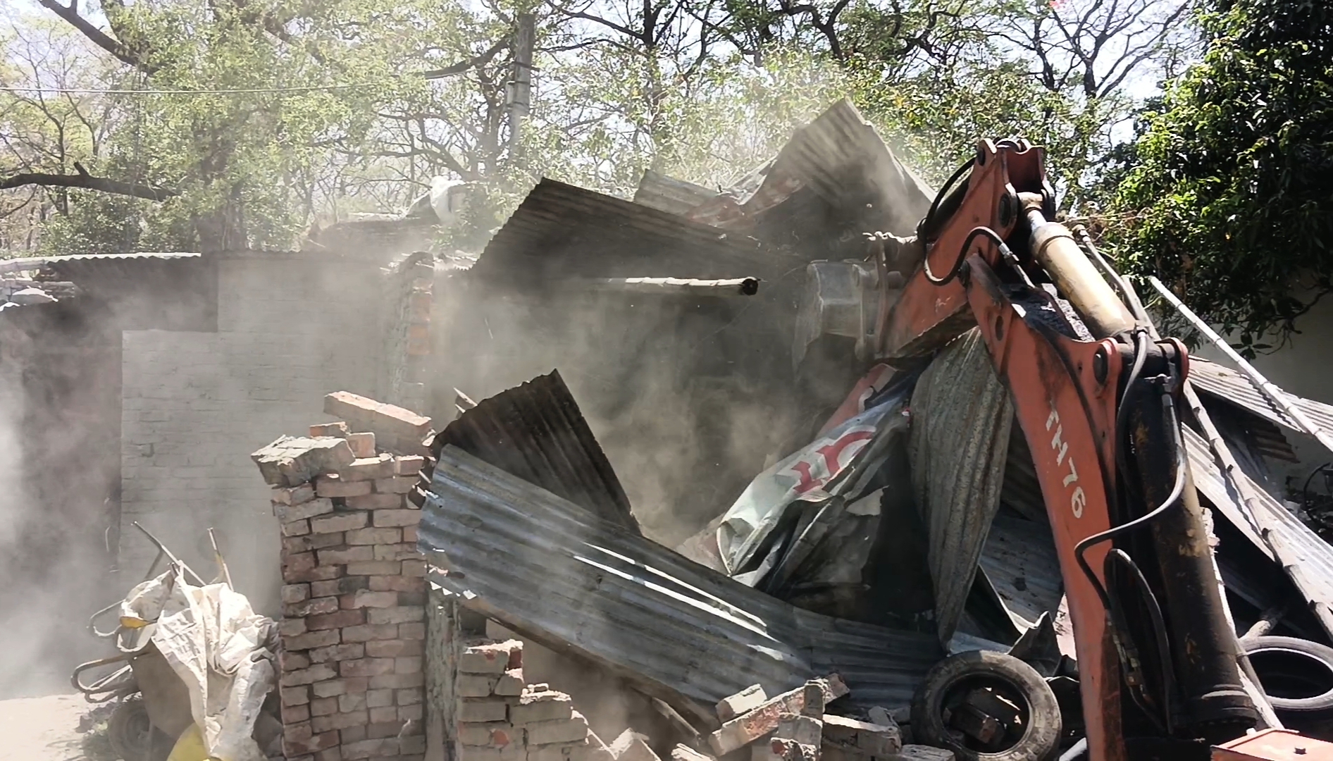 उत्तराखंड हल्द्वानी: बड़ी कार्रवाई, बरेली रोड स्थित पुरानी कत्था फैक्ट्री में गरजा प्रशासन का बुलडोजर, अवैध निर्माण ध्वस्त, नगर निगम ने लगाया बोर्ड