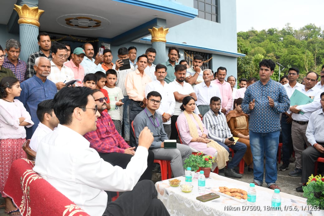 उत्तराखण्ड हल्द्वानी: कुमाऊं कमिश्नर दीपक रावत ने चौपाल लगाकर जानी ग्रामीणों की समस्याएं