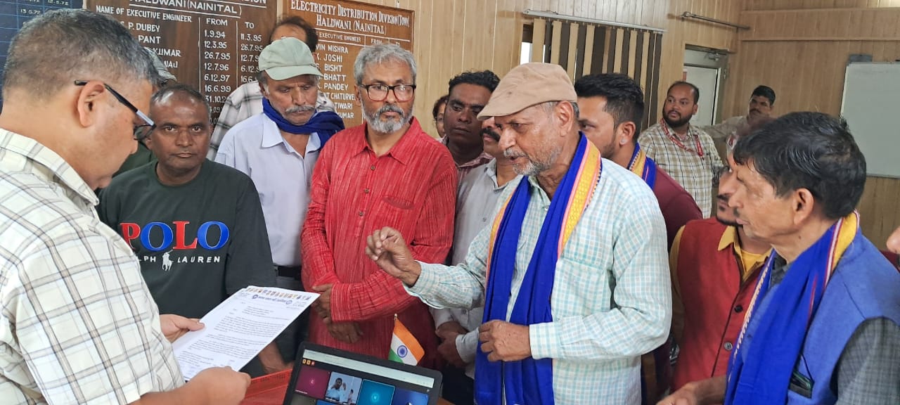 उत्तराखंड हल्द्वानी: अधिशासी अभियंता का किया घेराव, सरकारी शुल्क से अधिक रुपए मांगे जाने का आरोप, देखें Video