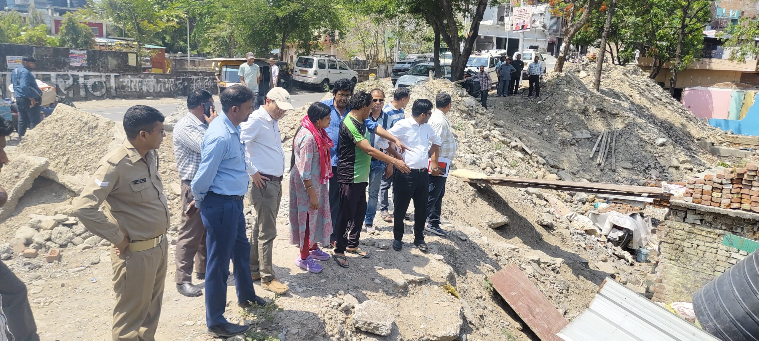उत्तराखंड हल्द्वानी: एसडीएम और नगर आयुक्त ने किया सड़क चौड़ीकरण के कार्यों का निरीक्षण,जल्द शिफ्ट होगा कालूसिद्ध मंदिर