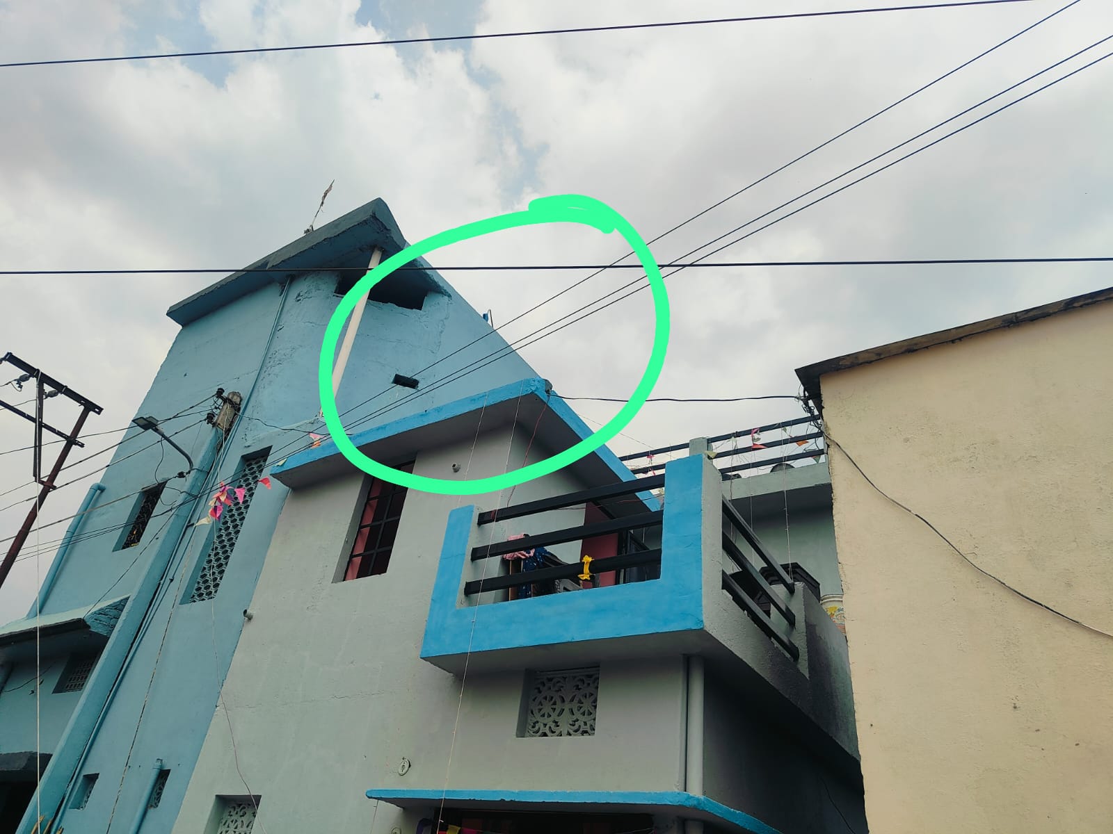 उत्तराखंड हल्द्वानी: हाई टेंशन की चपेट में आया युवक, शादी वाले घर में बिजली की झालर लगाने के दौरान हुआ हादसा, हायर सेंटर रेफर