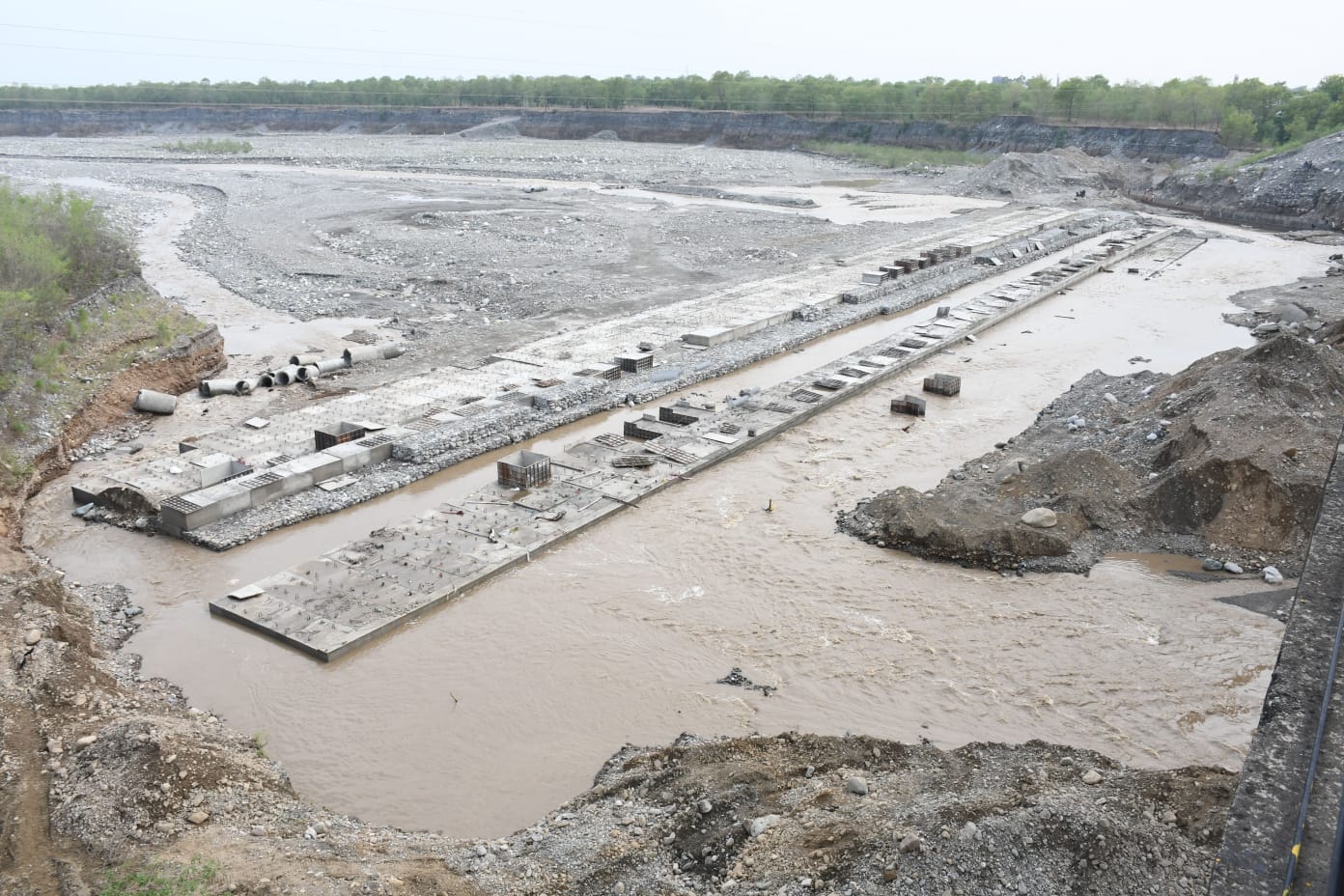 उत्तराखंड हल्द्वानी: पहाड़ों में हो रही बारिश से बड़ा गौला का जल स्तर, जान पर खेल मजदूरों ने बचाया साथी हाइड्रा चालक, चेक डैम का कार्य हुआ बाधित। देखें Video