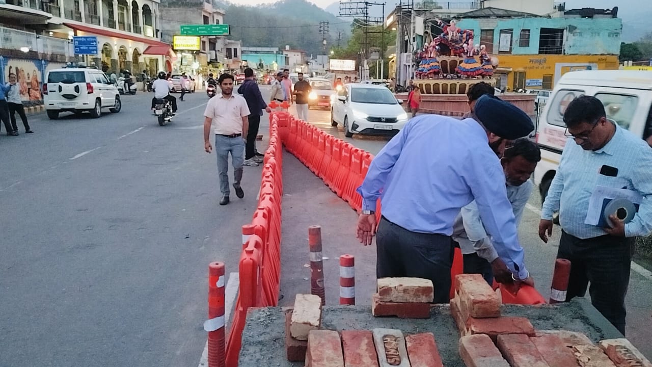 उत्तराखंड हल्द्वानी: सड़क हादसों पर प्रशासन सर्तक, संयुक्त टीम ने किया नरीमन चौराहे का निरीक्षण