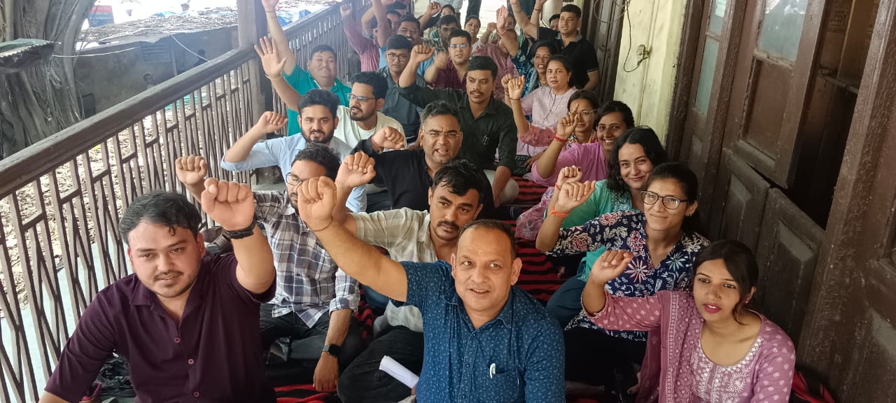 उत्तराखण्ड हल्द्वानी : अपनी मांगों को लेकर तीन दिवसीय कार्य बहिष्कार पर गए लेखपाल…देखें Video