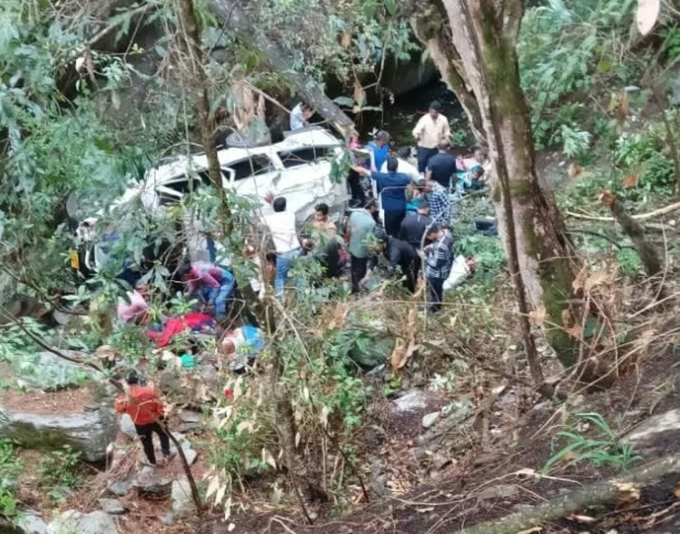 उत्तराखंड नैनीताल: ओखलकांडा में दर्दनाक हादसा, खाई में गिरी बारातियों को ले जा रही बोलेरो, 4 की मौत 5 घायल, देखें Video