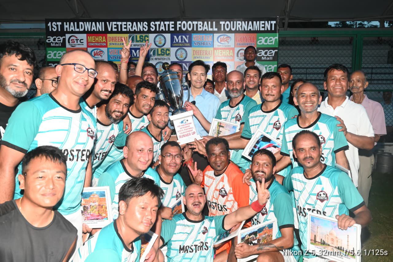 हल्द्वानी: प्रथम वेटरन क्लब फुटबॉल टूर्नामेंट में देहरादून ने मारी बाजी, कुमाऊं कमिश्नर दीपक रावत ने विजेता टीम को ट्रॉफी प्रदान कर किया सम्मानित…..