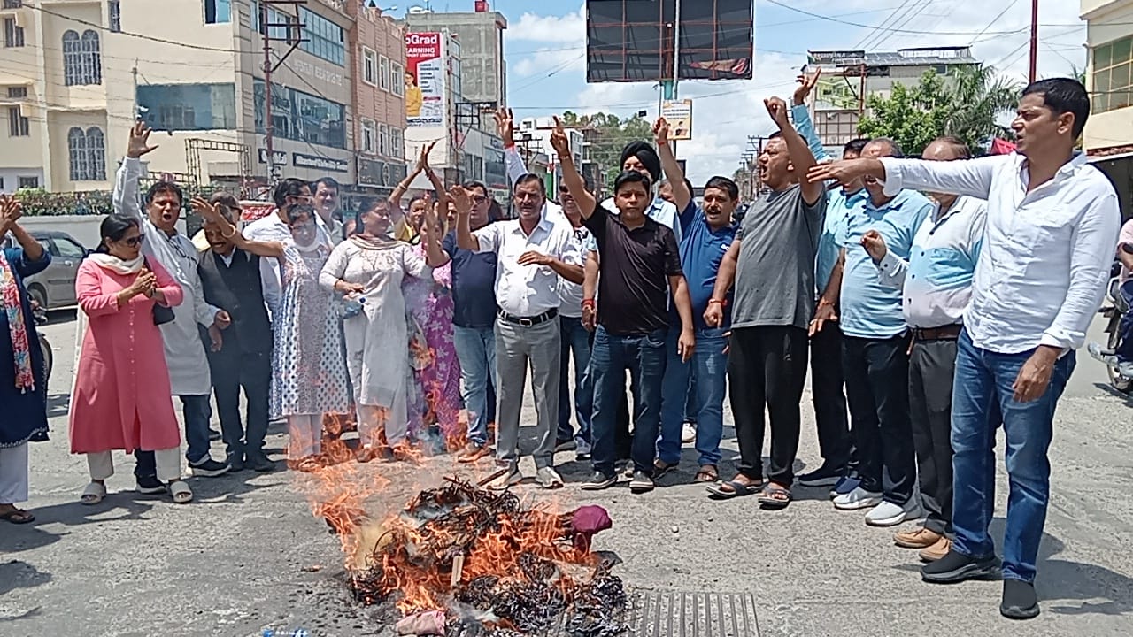 हल्द्वानी: कांग्रेस ने सरकार का पुतला फूंक जताया विरोध, देखें Video…..