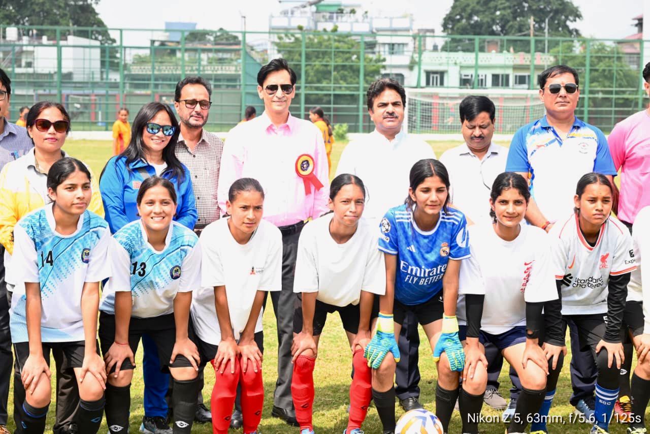 हल्द्वानी:- आयुक्त दीपक रावत ने किया राज्य स्तरीय विद्यालयी शिक्षा फुटबॉल प्रतियोगिता का शुभारंभ….