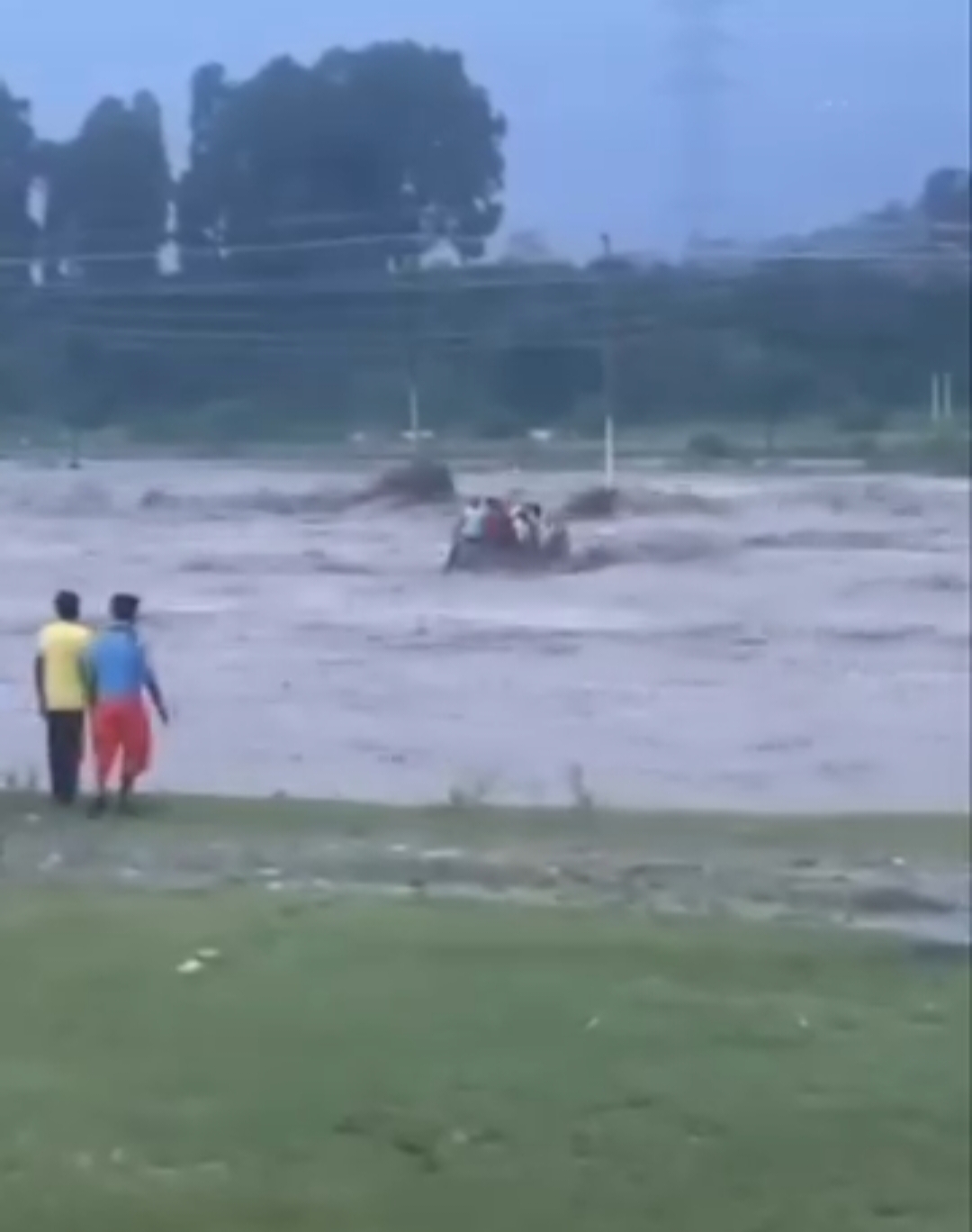 उत्तराखंड:- देखें Video- टोंस नदी में बहा ट्रैक्टर, आठ की मौत…..