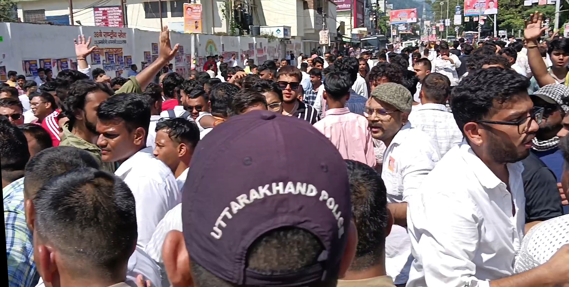 हल्द्वानी। देखें Video-एमबीपीजी कॉलेज छात्र संघ चुनाव में भारी अराजकता,पथराव और झड़प के बीच मतदान संपन्न……