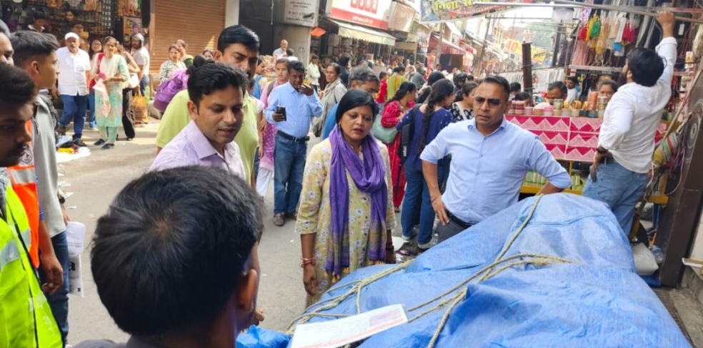 हल्द्वानी:- बाजार में अतिक्रमण पर नगर निगम प्रशासन का सख्त एक्शन,