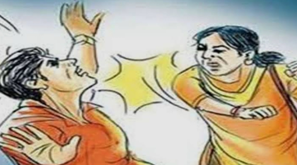 उत्तराखंड:- शिक्षक को प्रशिक्षु प्रेमिका से इश्क लड़ाना पड़ा भारी, विद्यालय पहुंची पत्नी ने दोनों को जमकर पीटा…… 