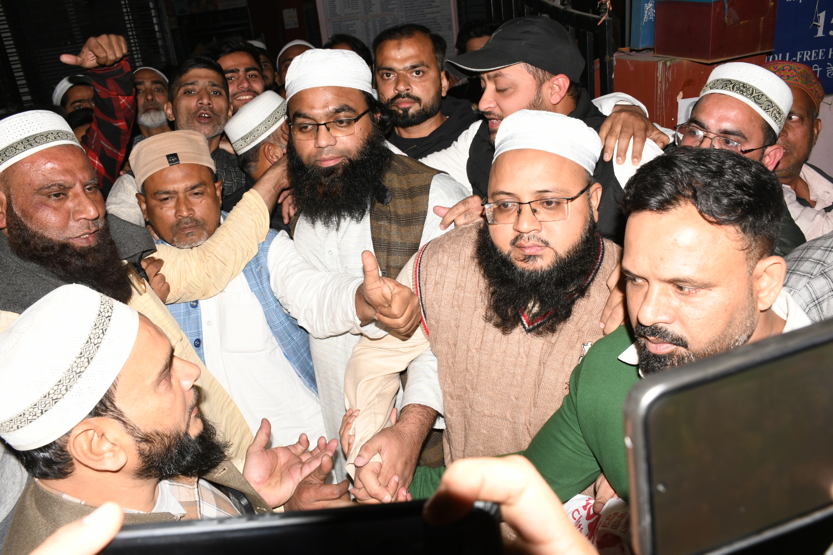 उत्तराखंडहल्द्वानी:- BIG BREAKING- देखें Video- दिन भर पूछताछ के बाद रात में इमाम आसिम कासमी समेत दो अन्य को पुलिस ने छोड़ा,मिली क्लीन चिट…….