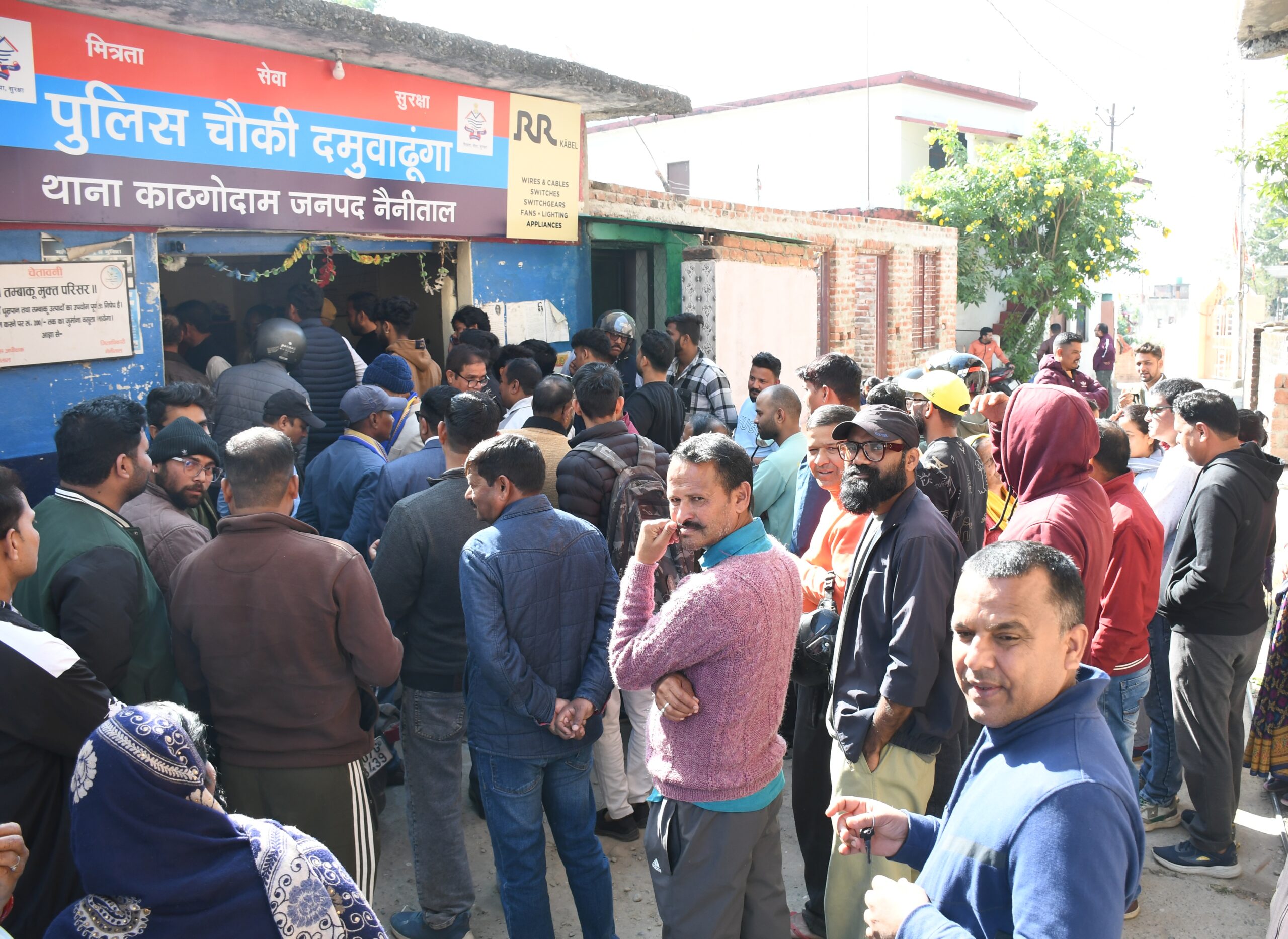 उत्तराखंडहल्द्वानी:- देखें Video – केवाईसी कराने के दौरान कंट्रोल संचालक के पति ने की अभद्रता, लोगों ने चौकी में किया प्रदर्शन……..