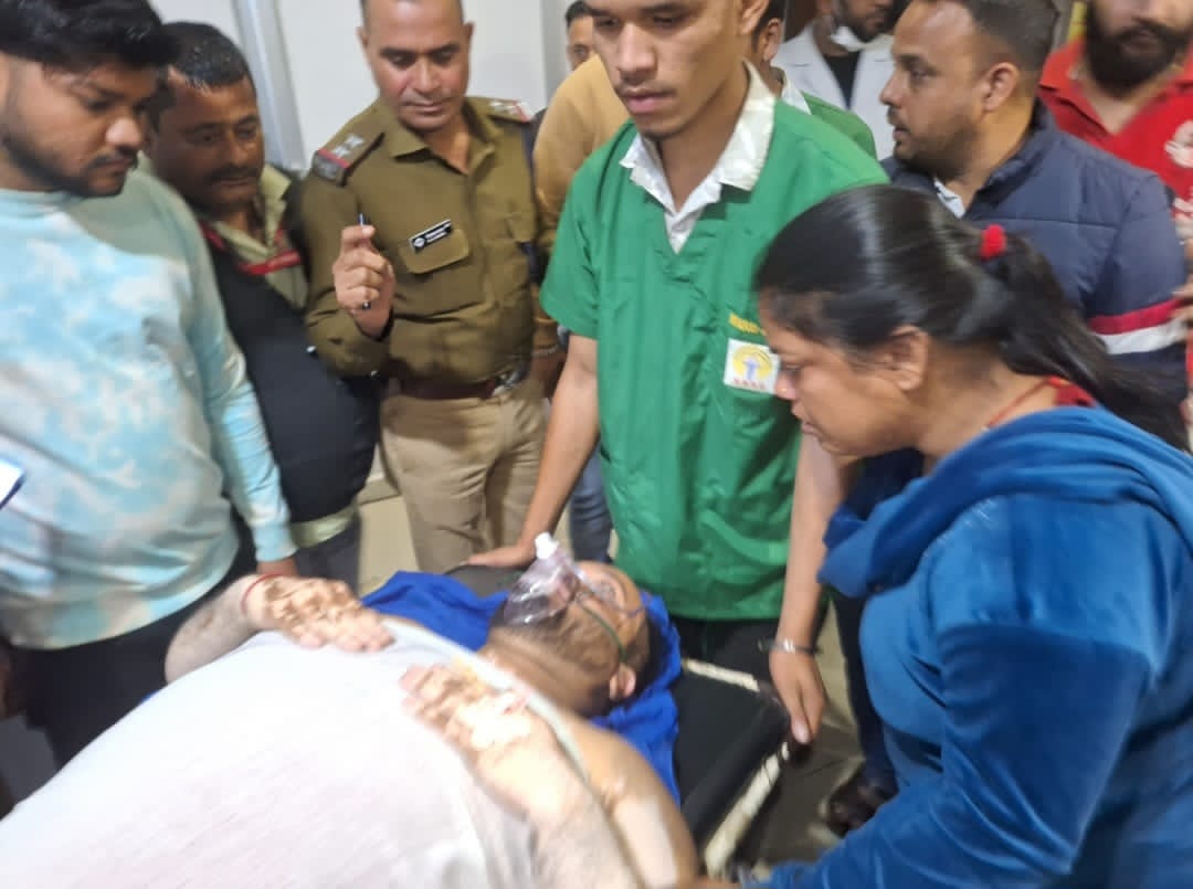 उत्तराखंडहल्द्वानी:- न्यूज़ कवरेज के दौरान दबंगों ने पत्रकार को पीटा, गंभीर घायल पत्रकार दीपक अधिकारी का निजी अस्पताल में चल रहा इलाज, घटना से पत्रकारों में आक्रोश….