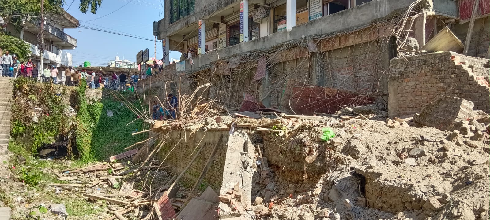 उत्तराखण्ड हल्द्वानी:- देखें Video-  पत्रकार की पिटाई के बाद हरकत में आया प्रशासन, अवैध निर्माण किया ध्वस्त……..