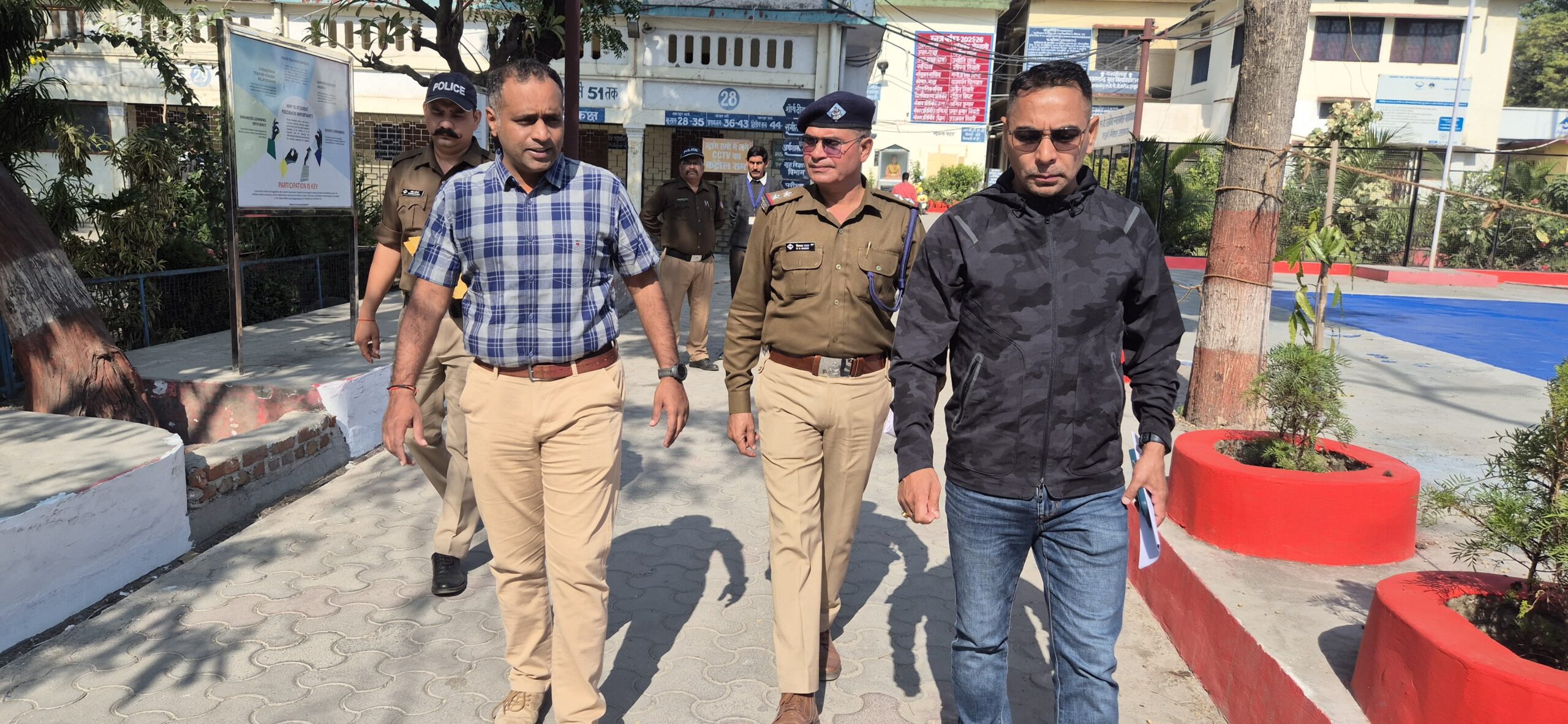 उत्तराखंडहल्द्वानी:- देखें Video- कड़े पहरे में सम्पन्न हुई सहायक विकास अधिकारी की लिखित परीक्षा,SSP नैनीताल ने स्वयं लिया सुरक्षा व्यवस्थाओं का जायजा…… 