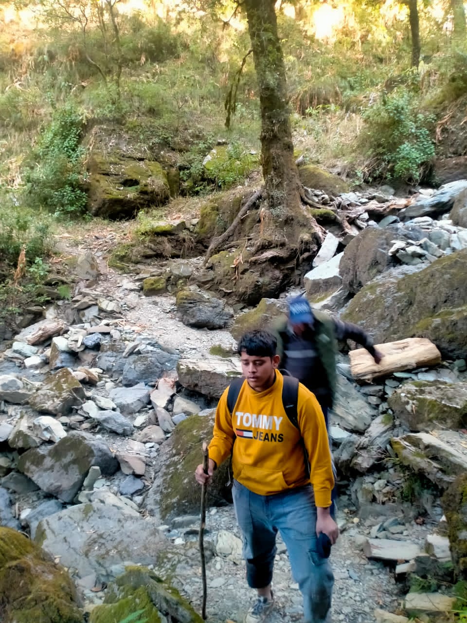 उत्तराखंडनैनीताल:- चीना पीक से लापता 12 वीं के छात्र का 19 घंटे बाद सफल रेस्क्यू…….. 