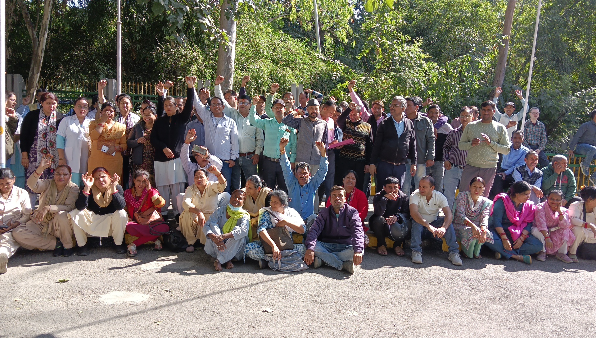 उत्तराखंड हल्द्वानी:- देखें Video – पद सृजन और नियमितीकरण के लिए उपनल कर्मियों की हड़ताल शुरू, सुशीला तिवारी अस्पताल में लड़खड़ाई व्यवस्था……