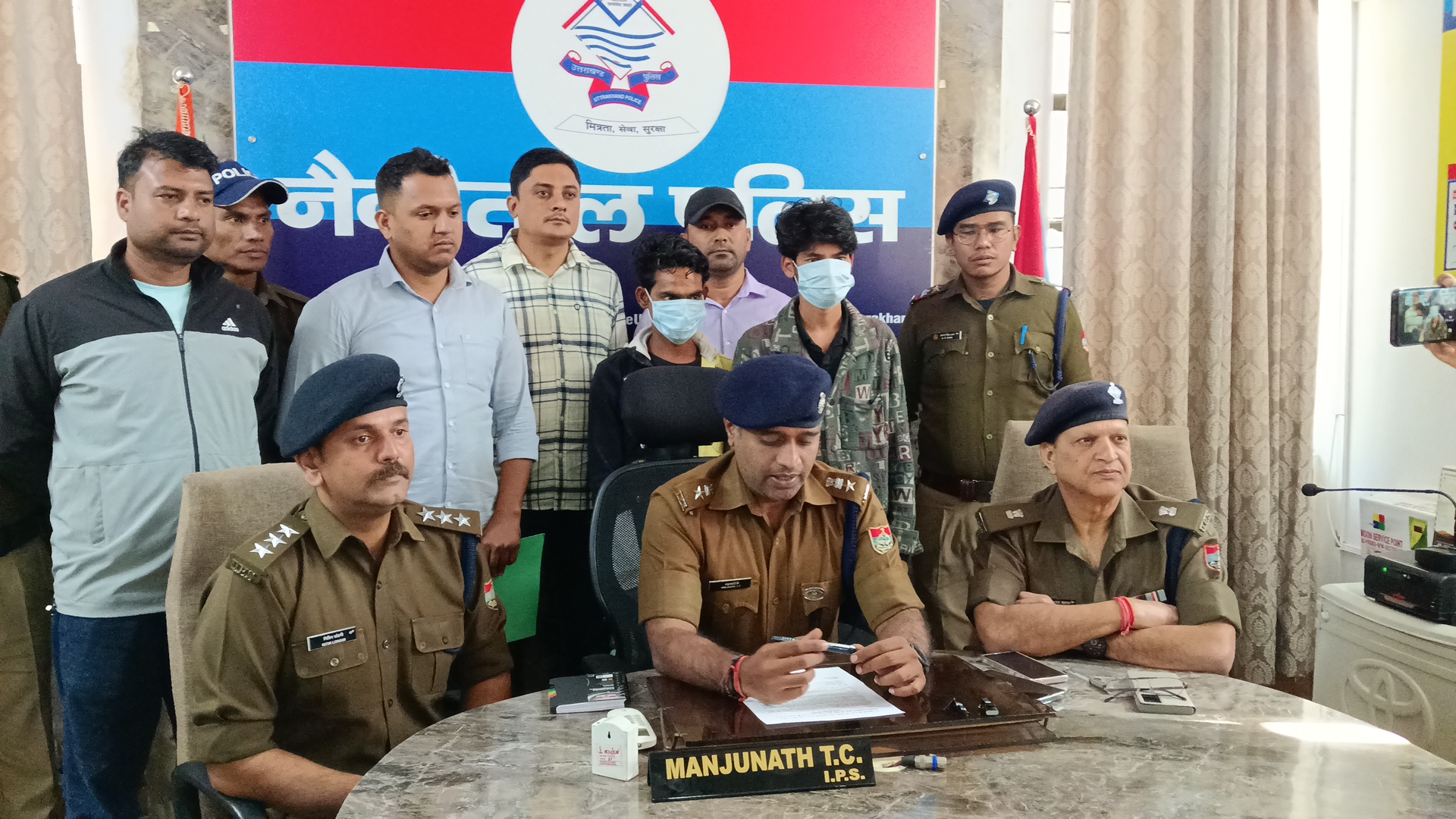 उत्तराखंड हल्द्वानी:- नशे पर प्रहार, पुलिस और एसओजी ने 1133 ग्राम अवैध चरस के साथ दो को दबोचा…….