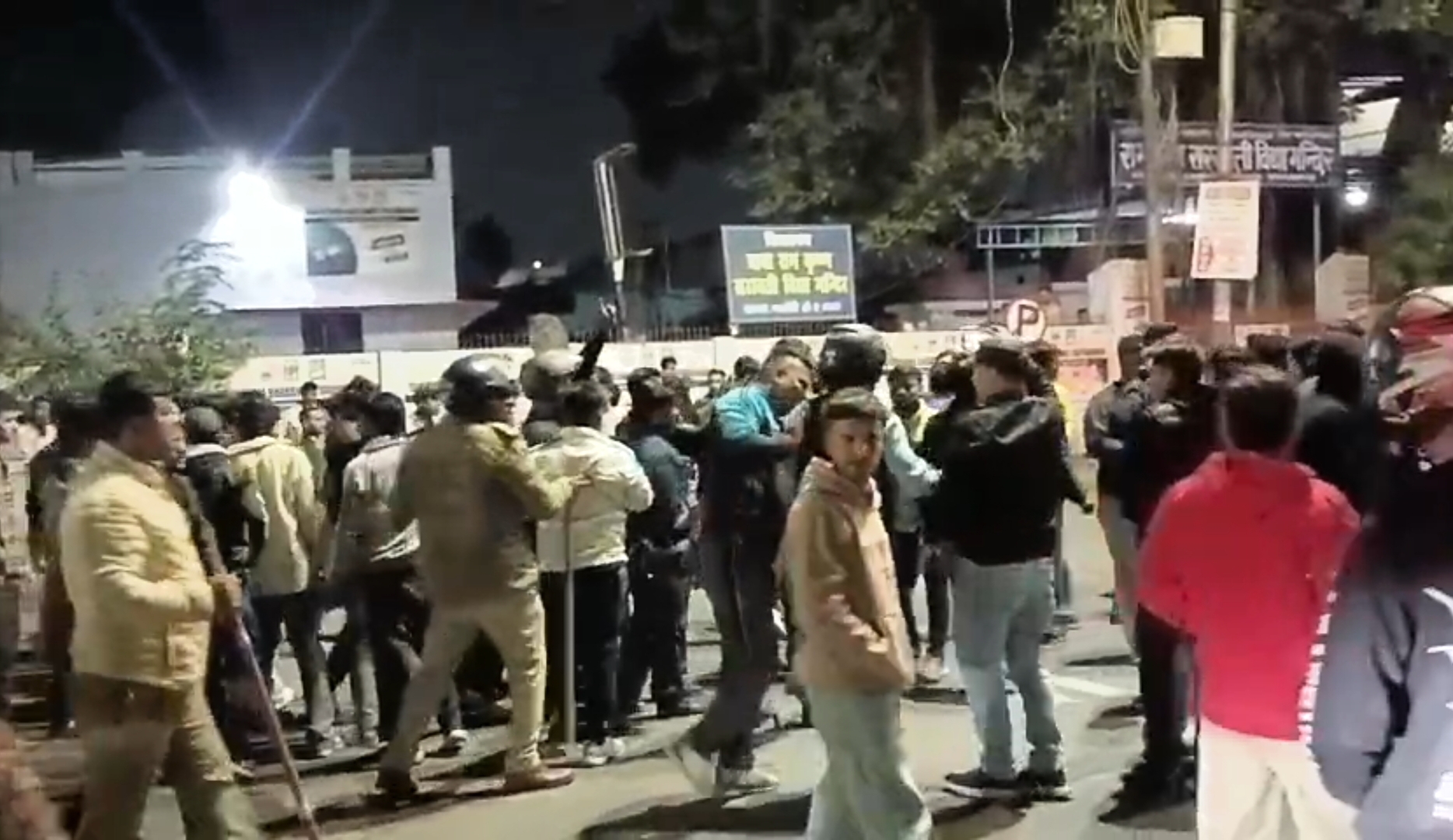 उत्तराखंडहल्द्वानी:- देखें Video- उजाला नगर स्थित मंदिर के निकट मिला गो वंश का सिर, पथराव और लाठी चार्ज के चलते माहौल तनावपूर्ण….