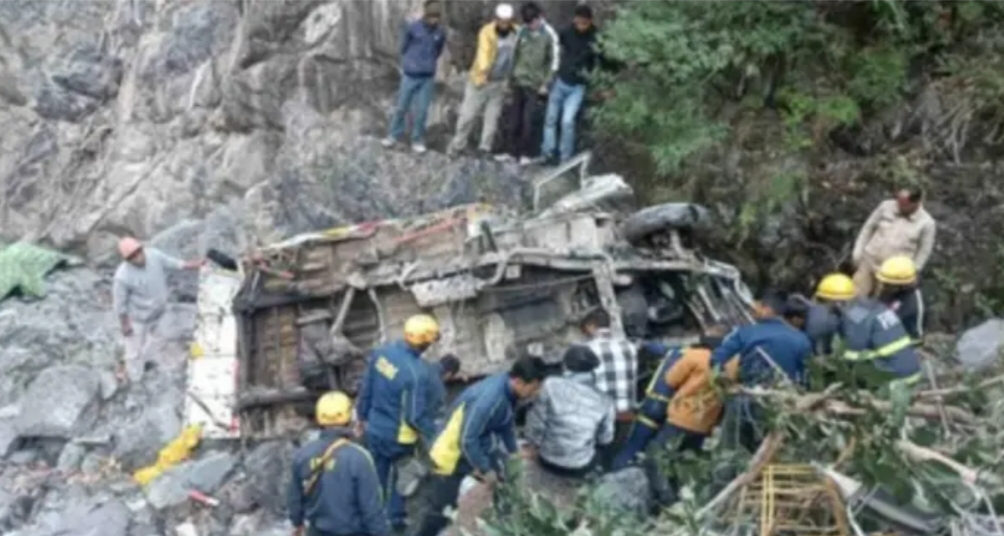 उत्तराखंडदेहरादून:- खाई में समाई टेंट हाउस का सामान ले जा रही पिकअप, चालक की मौत हेल्पर गंभीर…..