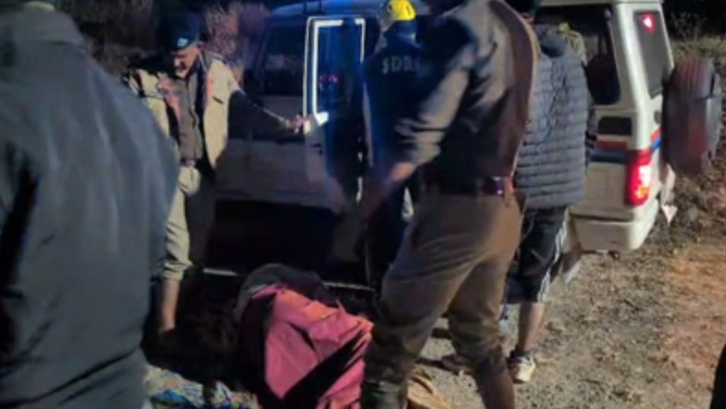 उत्तराखंडनैनीताल:-शादी समारोह में जा रहे शिक्षकों का वाहन नदी में समाया,तीन की मौत……