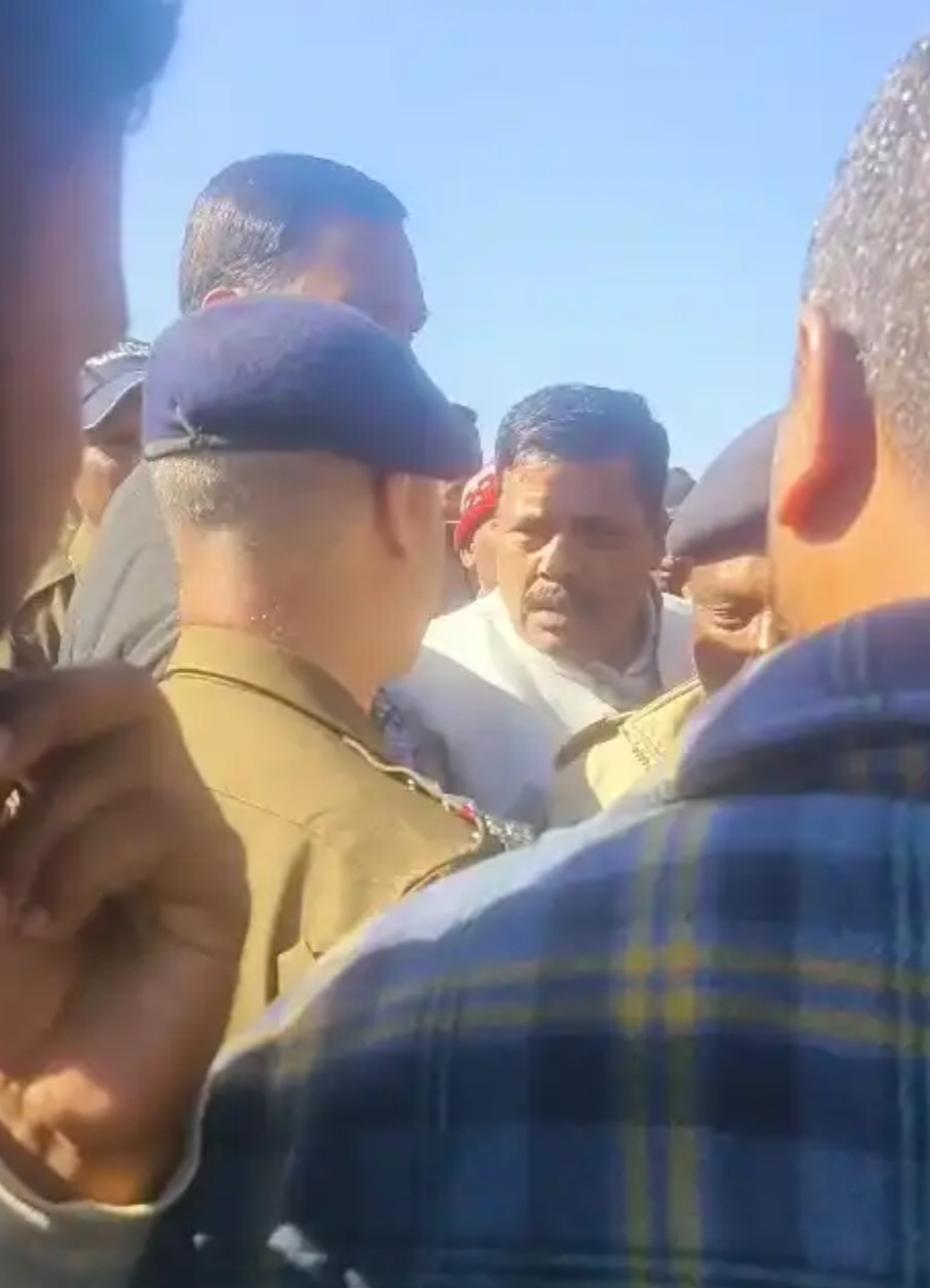 उत्तराखंडलोहाघाट:- शहीद की अंत्येष्टि पर विधायक व थाना प्रभारी भिड़े, हंगामा कैमरे में कैद…….