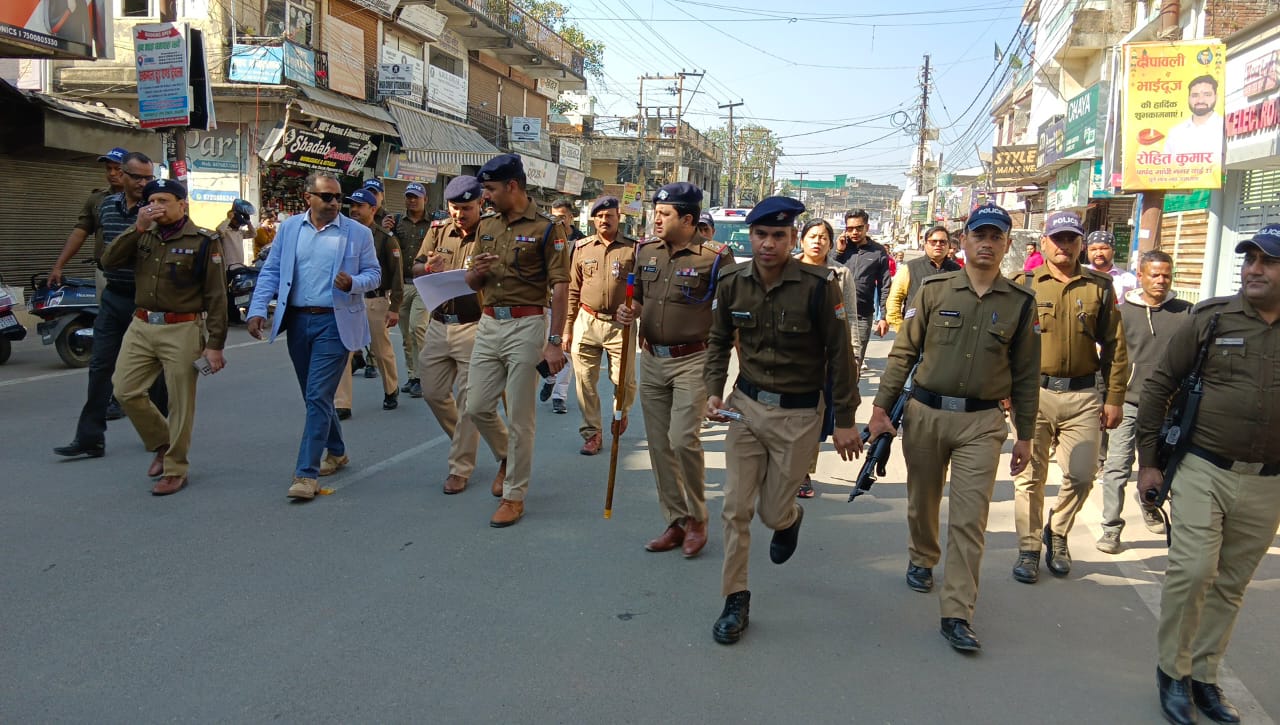 उत्तराखंडहल्द्वानी। बनभूलपुरा रेलवे भूमि अतिक्रमण पर आ सकता है आज फैसला, पुलिस अलर्ट, एसपी ने फील्ड में उतर लिया व्यवस्थाओं का जायजा…..