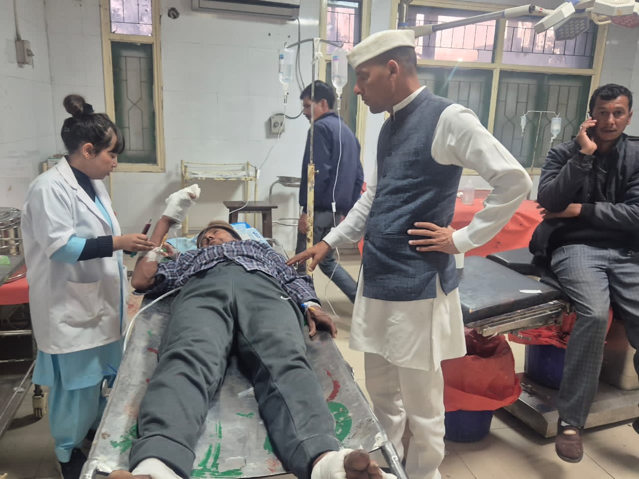 उत्तराखंडभीमताल:- करंट की चपेट में आकर पेड़ से गिरा ग्रामीण,गंभीर……..