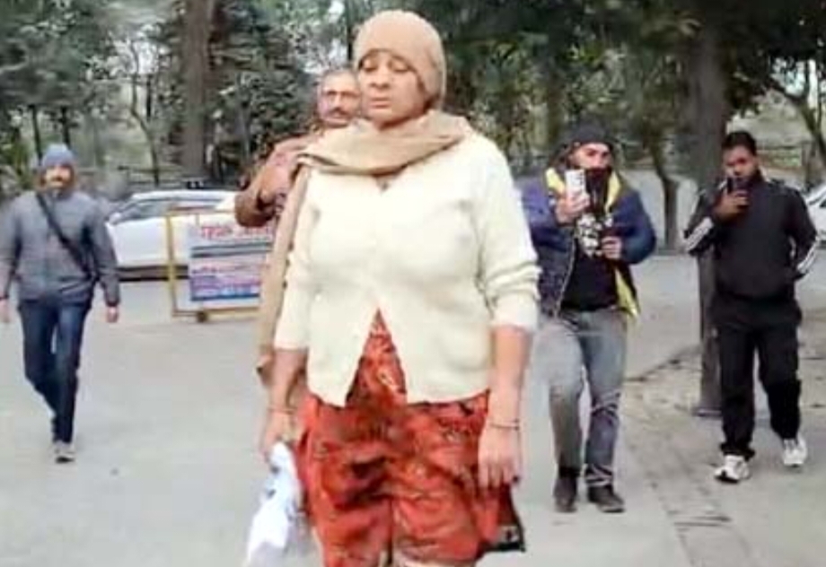 पेट्रोल की बोतल लेकर एसएसपी कार्यालय पहुंची महिला, न्याय न मिलने पर आत्मदाह की दी चेतावनी…….