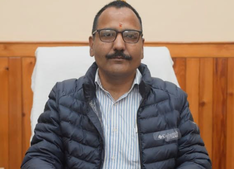 बुढ़ापे के सहारे ने ही छोड़ा बेसहारा, जिलाधिकारी ने दिए जांच के निर्देश…….