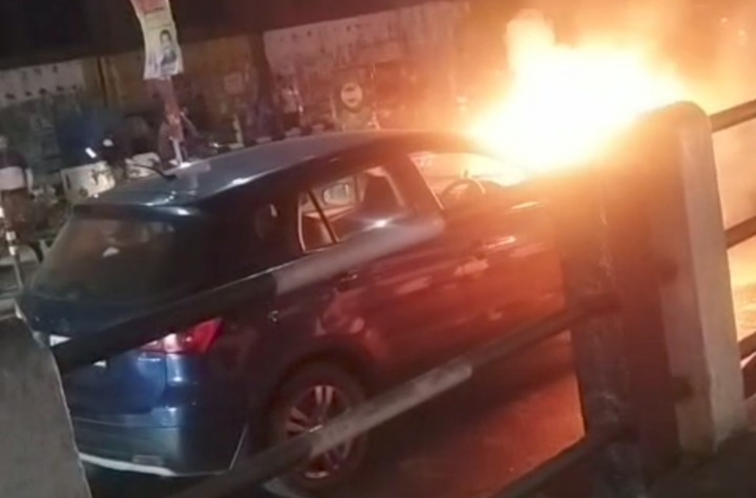 देखें वीडियो:- चलती कार में लगी आग, बाल-बाल बचे हल्द्वानी के युवक……..