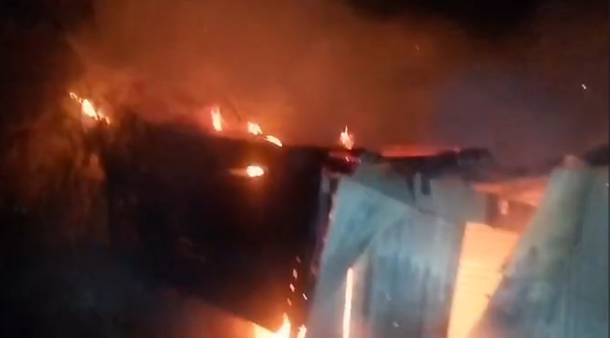 देखें Video – मल्लीताल स्थित गोदाम में लगी आग, आधा दर्जन दो पहिया वाहन जल कर हुए राख…….