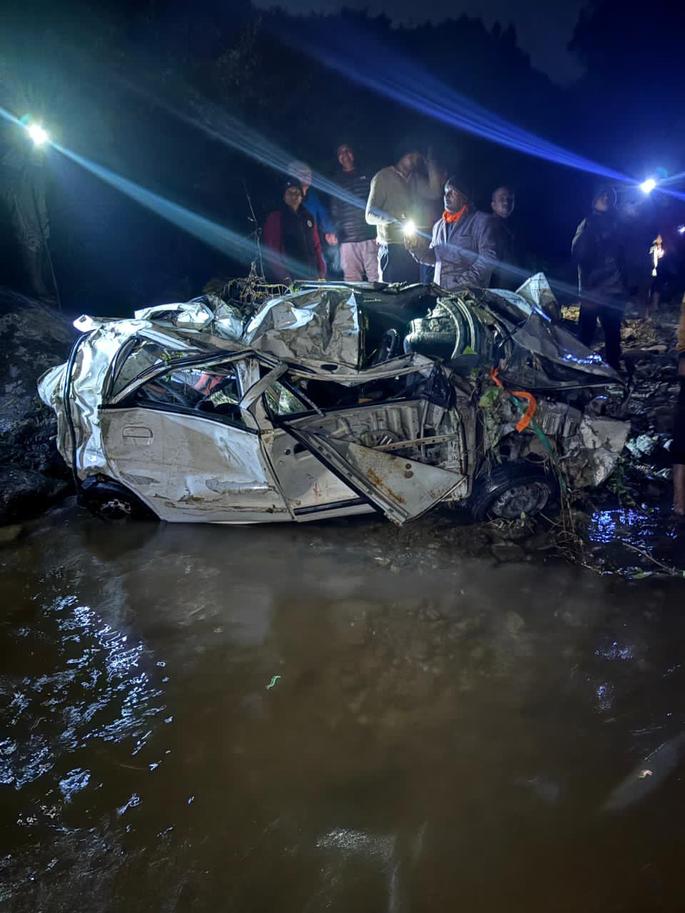 देखें Video- 200 मीटर खाई में गिरी कार, दो युवकों की दर्दनाक मौत,चालक घायल…….